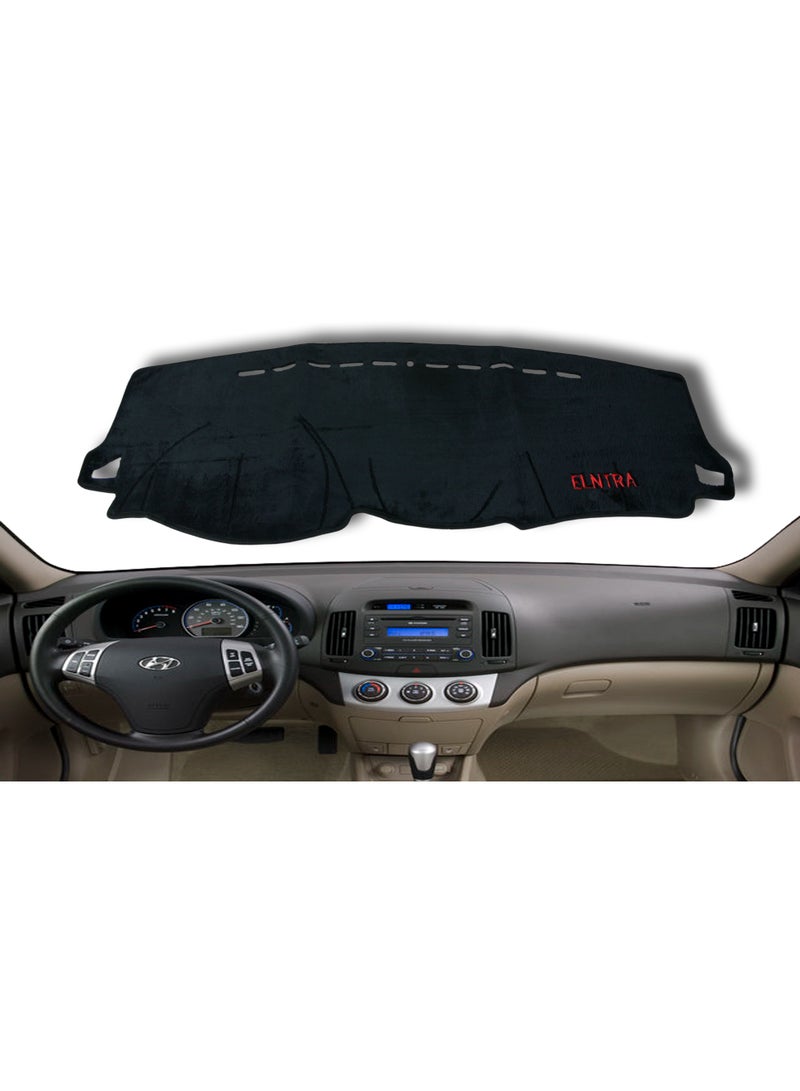 بادة تابلوه سيارة هيونداي إلنترا HD مصنوعة من الفرو مانعة للانزلاق مخصصة لتابلوه هيونداي HD حماية من الشمس والحرارة والتشققات تقلل الوهج وتحافظ على التابلوه تصميم مخصص بقصات دقيقة تركيب سهل خامة ناعمة تضيف مظهر أنيق للسيارة - Image 2